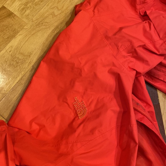 North face women’s windbreaker in neon red - Picture 7 of 12